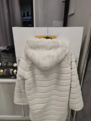 Abrigo de pelo blanco con capucha