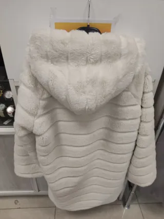 Abrigo de pelo blanco con capucha