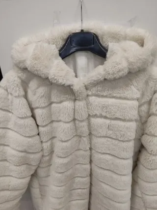Abrigo de pelo blanco con capucha