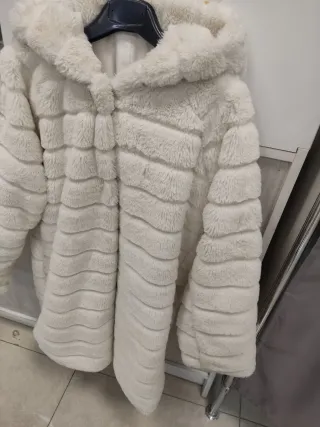 Abrigo de pelo blanco con capucha