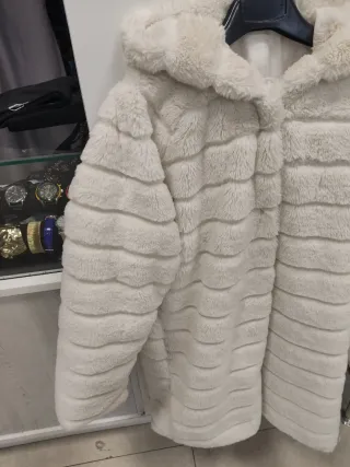 Abrigo de pelo blanco con capucha