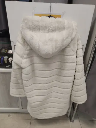 Abrigo de pelo blanco con capucha