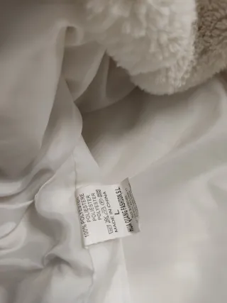 Abrigo de pelo blanco con capucha