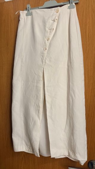 Falda blanca asimétrica con botones