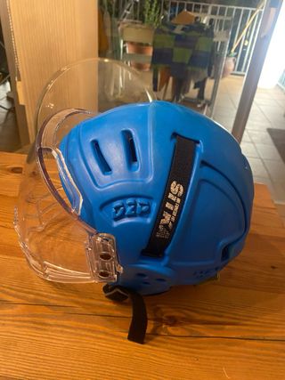 Cambio casco de hockey Sitka azul M por negro