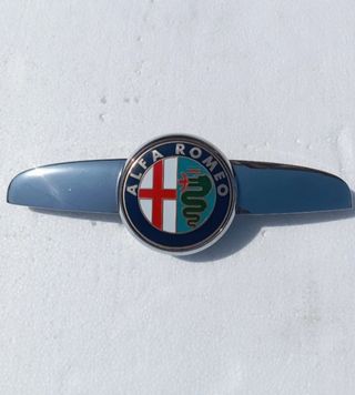 Embellecedor Alfa 147 Capó