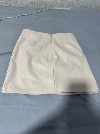Falda blanca efecto piel con abertura