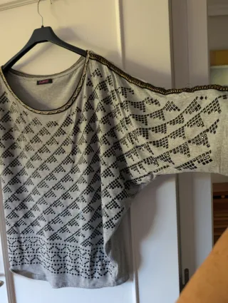 Camiseta Custo con mangas asimétricas talla M