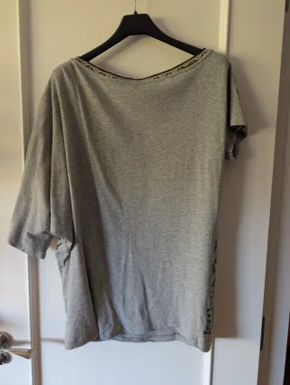 Camiseta Custo con mangas asimétricas talla M