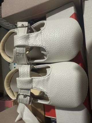 Zapatos de bebé blancos, sin usar