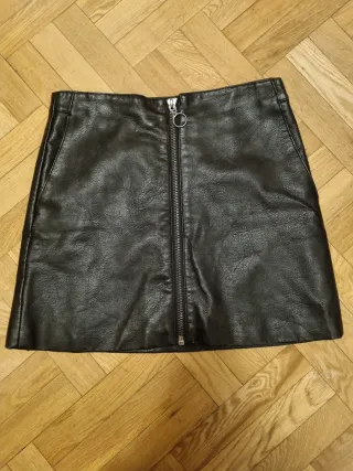 Falda negra efecto piel con cremallera