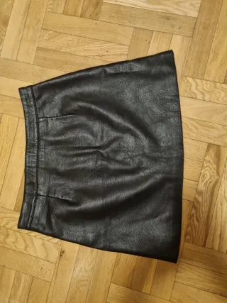 Falda negra efecto piel con cremallera