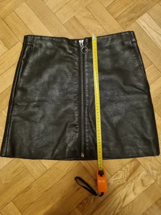 Falda negra efecto piel con cremallera