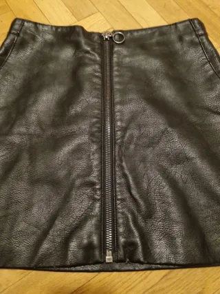 Falda negra efecto piel con cremallera