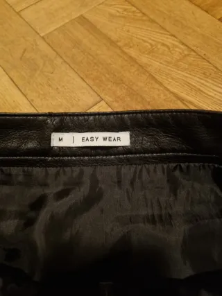 Falda negra efecto piel con cremallera