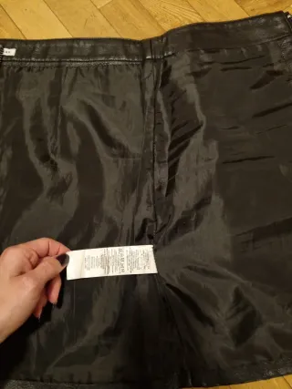 Falda negra efecto piel con cremallera