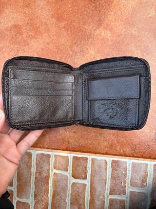 Cartera de piel marrón con cremallera