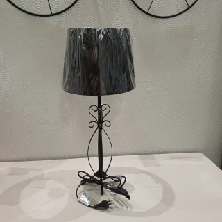 Lampada da tavolo in ferro nero