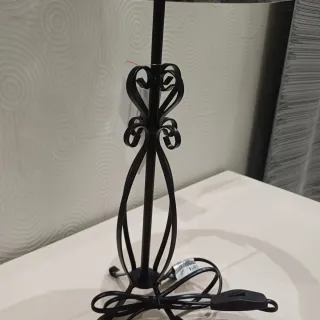Lampada da tavolo in ferro nero
