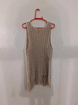 Chaleco de punto beige con flecos
