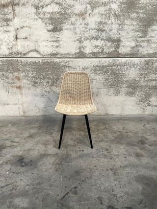 Sedia da esterno Equal in rattan sintetico e gambe in alluminio finitura nera