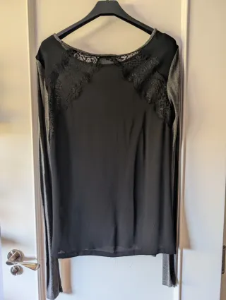 Camiseta manga larga gris y negra con encaje neg