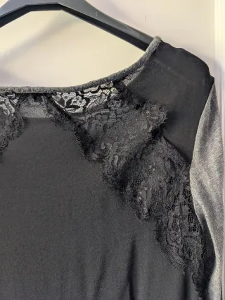 Camiseta manga larga gris y negra con encaje neg