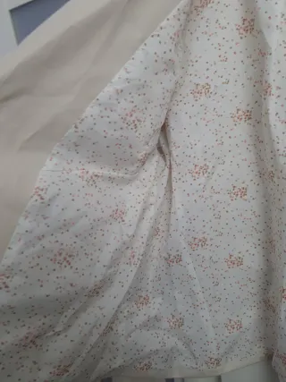 Blazer Bershka beige y leggings Bershka rojos