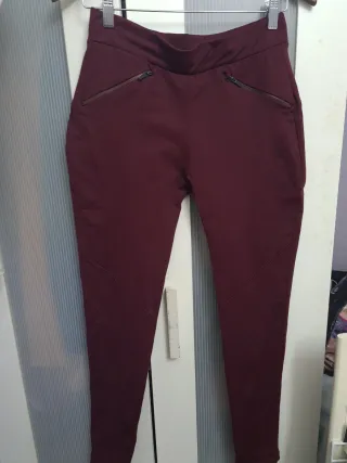 Blazer Bershka beige y leggings Bershka rojos