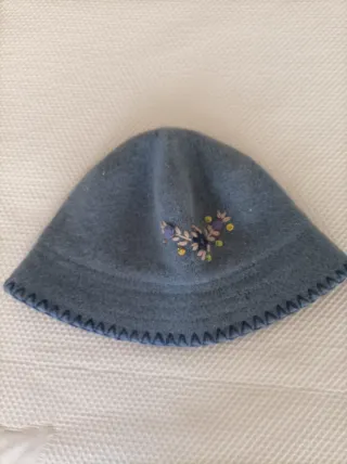 Gorro azul bordado con flores