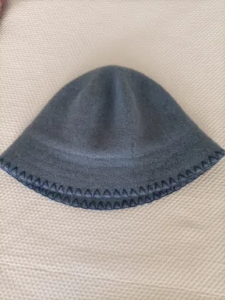 Gorro azul bordado con flores