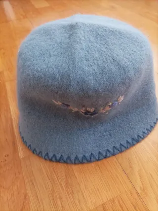 Gorro azul bordado con flores