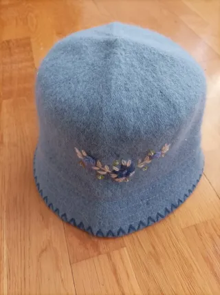 Gorro azul bordado con flores