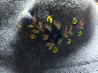 Gorro azul bordado con flores