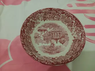 Plato de cerámica con diseño floral rojo