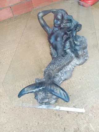 Mesa cristal con figura sirena metal