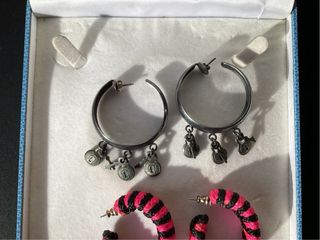 Lote 2 pares pendientes aro gris plateado y fucsia