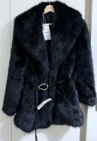 Abrigo Zara pelo negro elegante