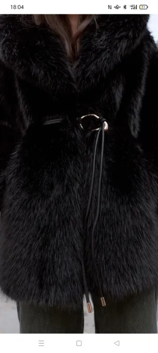 Abrigo Zara pelo negro elegante