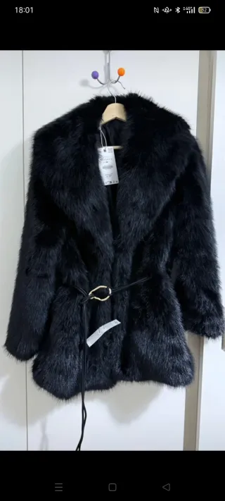 Abrigo Zara pelo negro elegante