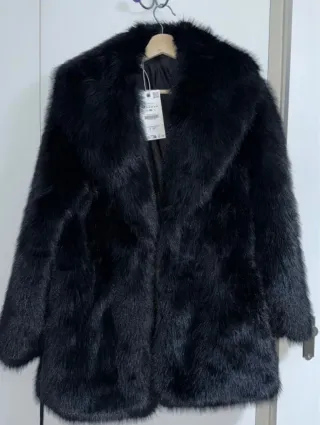 Abrigo Zara pelo negro elegante