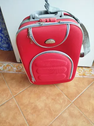Maleta de viaje roja con ruedas