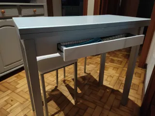 Mesa de cocina cristal y metal gris con dos sillas