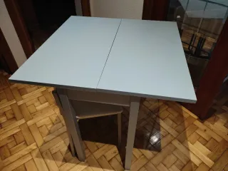 Mesa de cocina cristal y metal gris con dos sillas