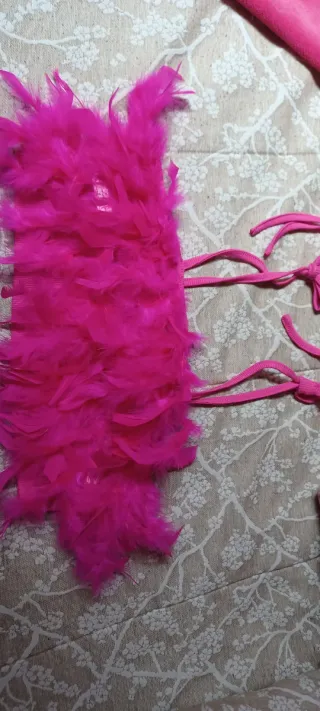 Top de plumas fucsia