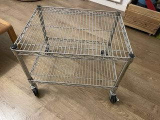 Mesa metálica Aramis con ruedas