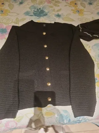 Chaqueta de punto negra con botones dorados