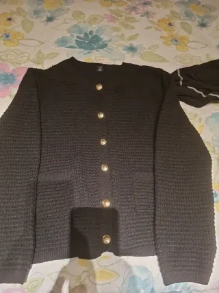 Chaqueta de punto negra con botones dorados