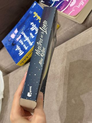 Nosotros en la luna: El libro más vendido del a...