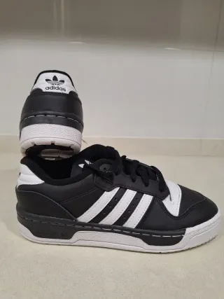 Zapatillas Adidas Talla 37.5 Negras y Blancas